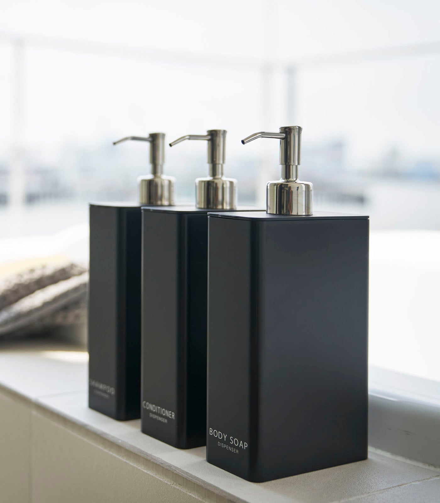 Spender Set aus Kunststoff mit Metallpumpe